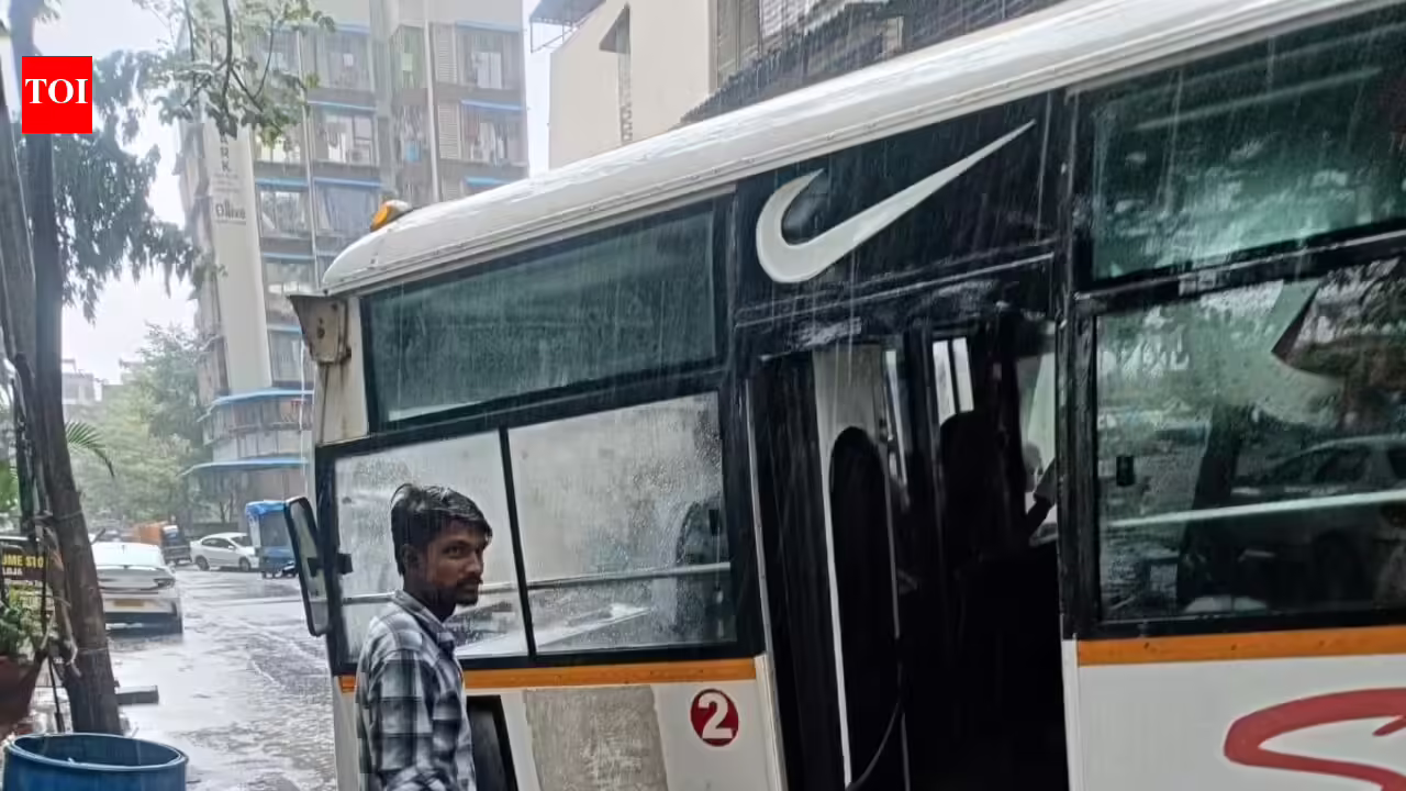 Bus ferrying schoolchildren gets stuck in ‘improperly’ backfilled trench dug up by MGL in Taloja | Mumbai News