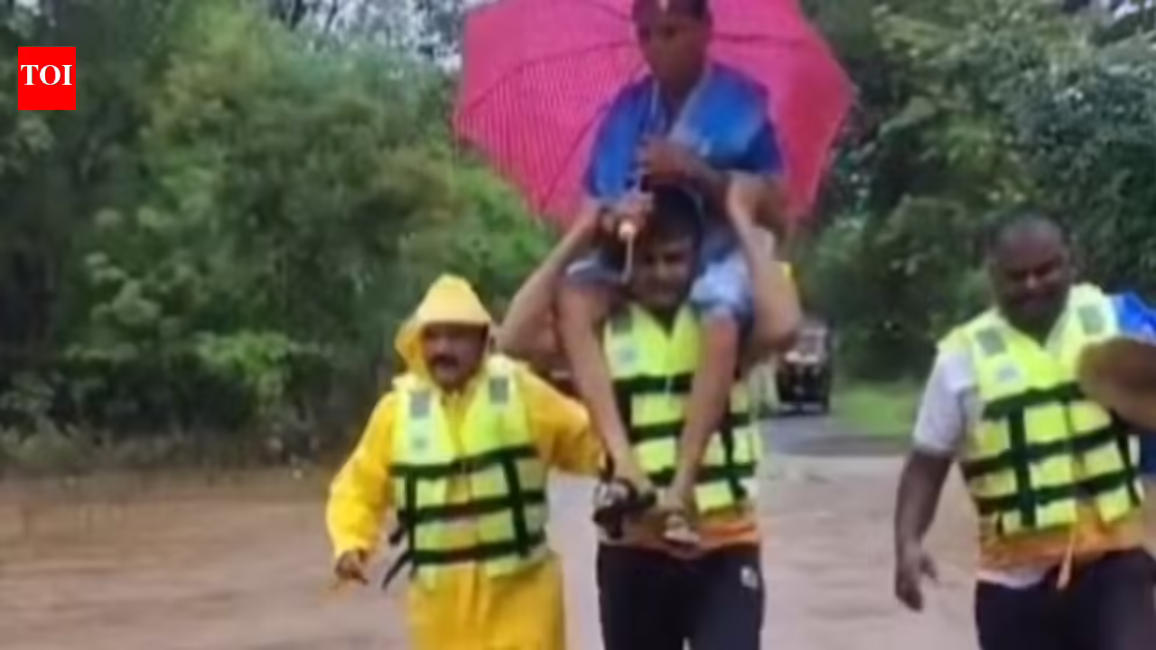 Raigad cop carries 72-year-old woman on shoulder, wades through flooded road to reach her to safety | Mumbai News