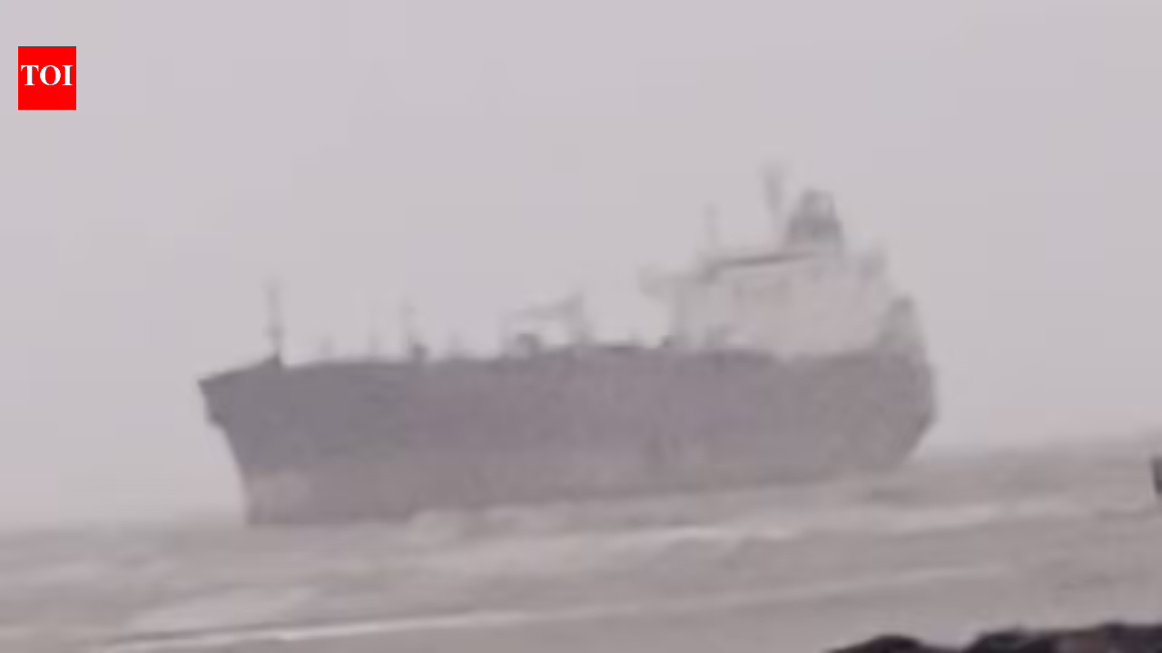 Unmanned tanker runs aground off Mumbai, 2 other vessels drift closer to coast | Mumbai News