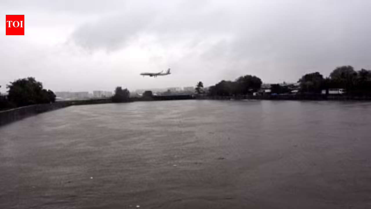Heavy rain leads to 5 flight diversions, delays in Mumbai | Mumbai News