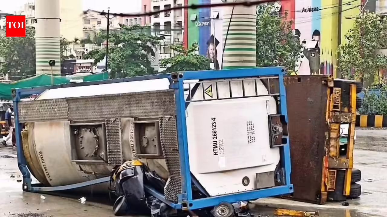 Speeding tanker crushes auto at Ghodbunder signal, kills two, injures 1 | Mumbai News