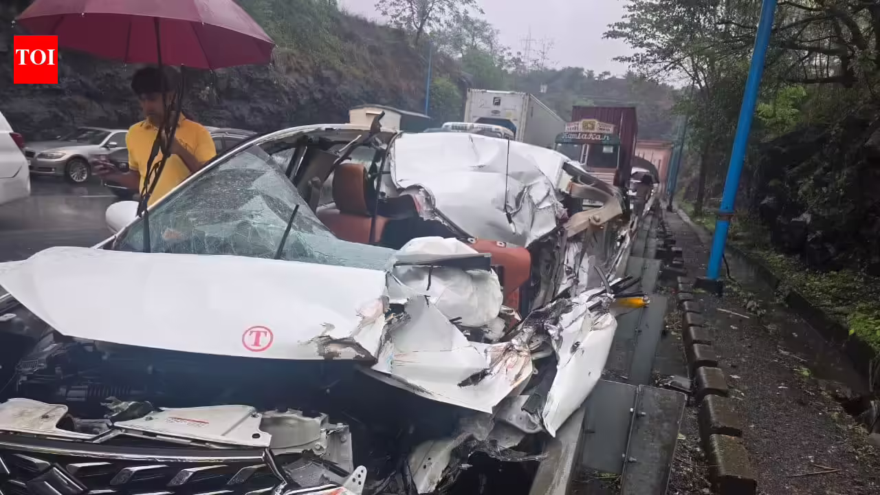 2 killed, 5 injured after SUV crashes into parked container truck on Mumbai-Pune Expressway near Khalapur | Mumbai News