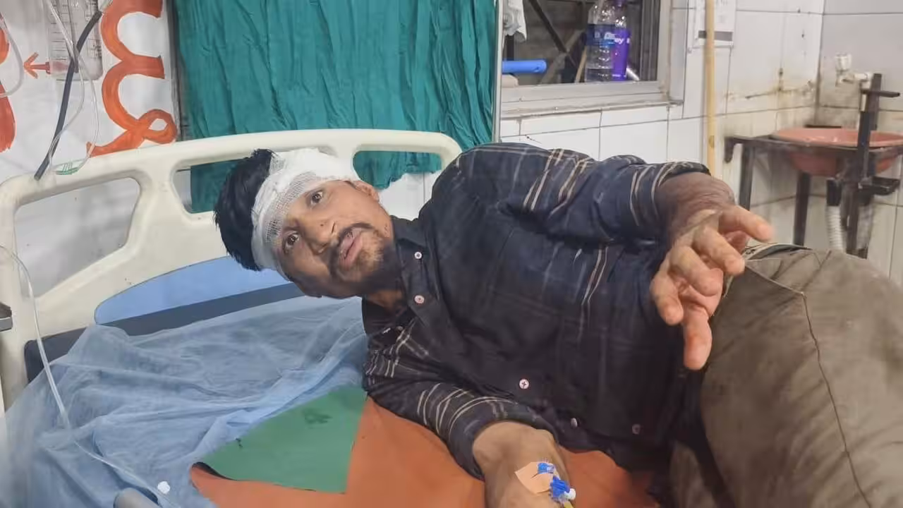 Three injured after fight over train seat in Mumbai local train; cross FIRs registered | Mumbai News