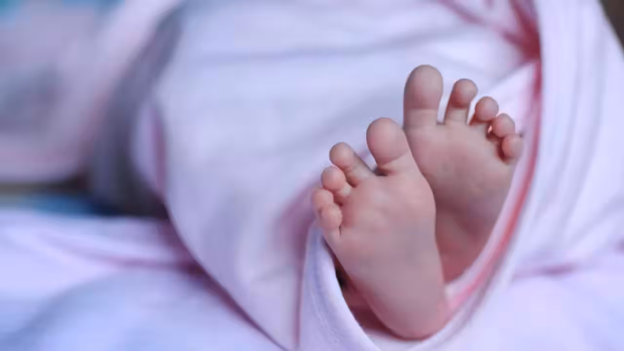 Six-month-old baby kidnapped from outside Kalyan railway station | Mumbai News