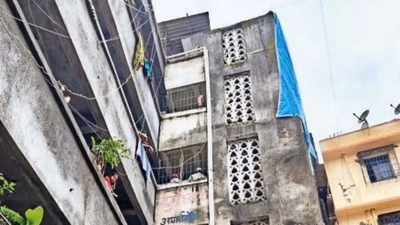 4-storey building tilts in Nalasopara, residents evacuated | Mumbai News