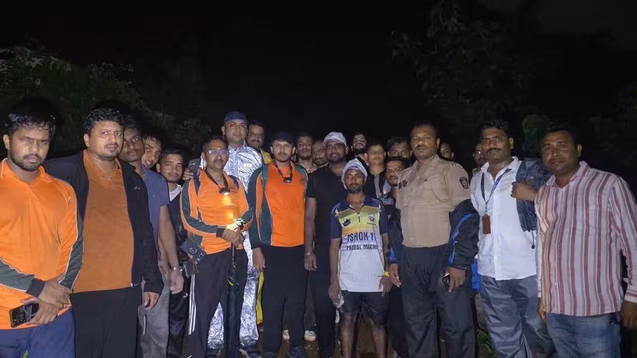 13 trekkers stuck between two forts in Navi Mumbai rescued | Mumbai News