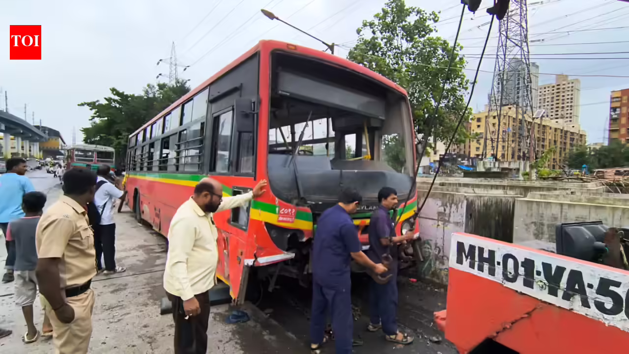 1 dead, several injured after BEST bus crashes into divider near Mumbai | Mumbai News