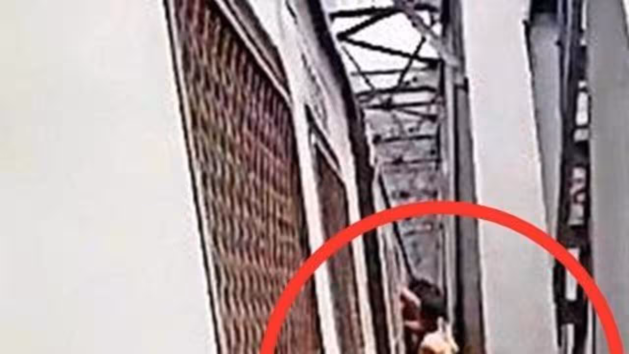 Viral video of commuter hanging out of packed train puts spotlight back on women’s safety in Mumbai locals and overcrowded Thane-Diva rail stretch | Mumbai News