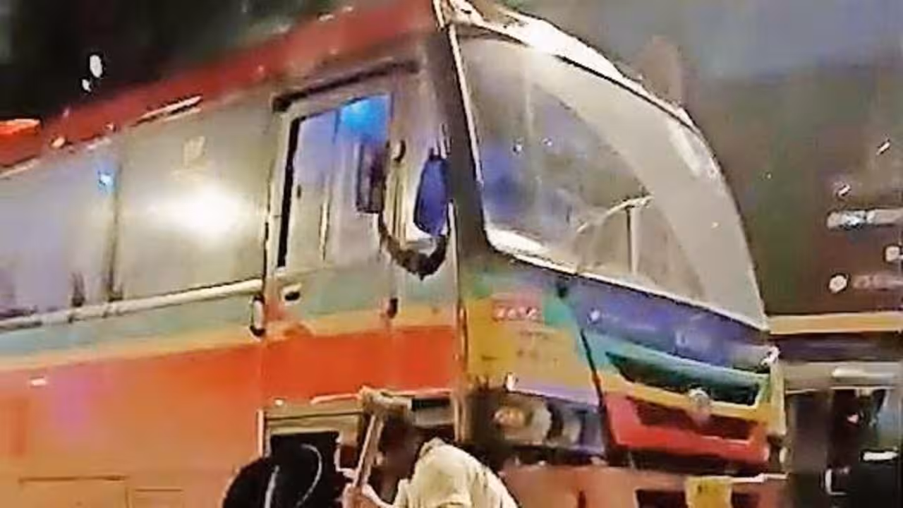 BEST bus mounts divider while avoiding biker in Borivli, no injuries reported | Mumbai News