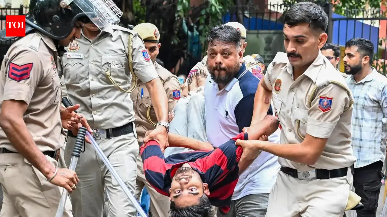 Bar association in Mumbai condemns police force used against student protestors | Mumbai News