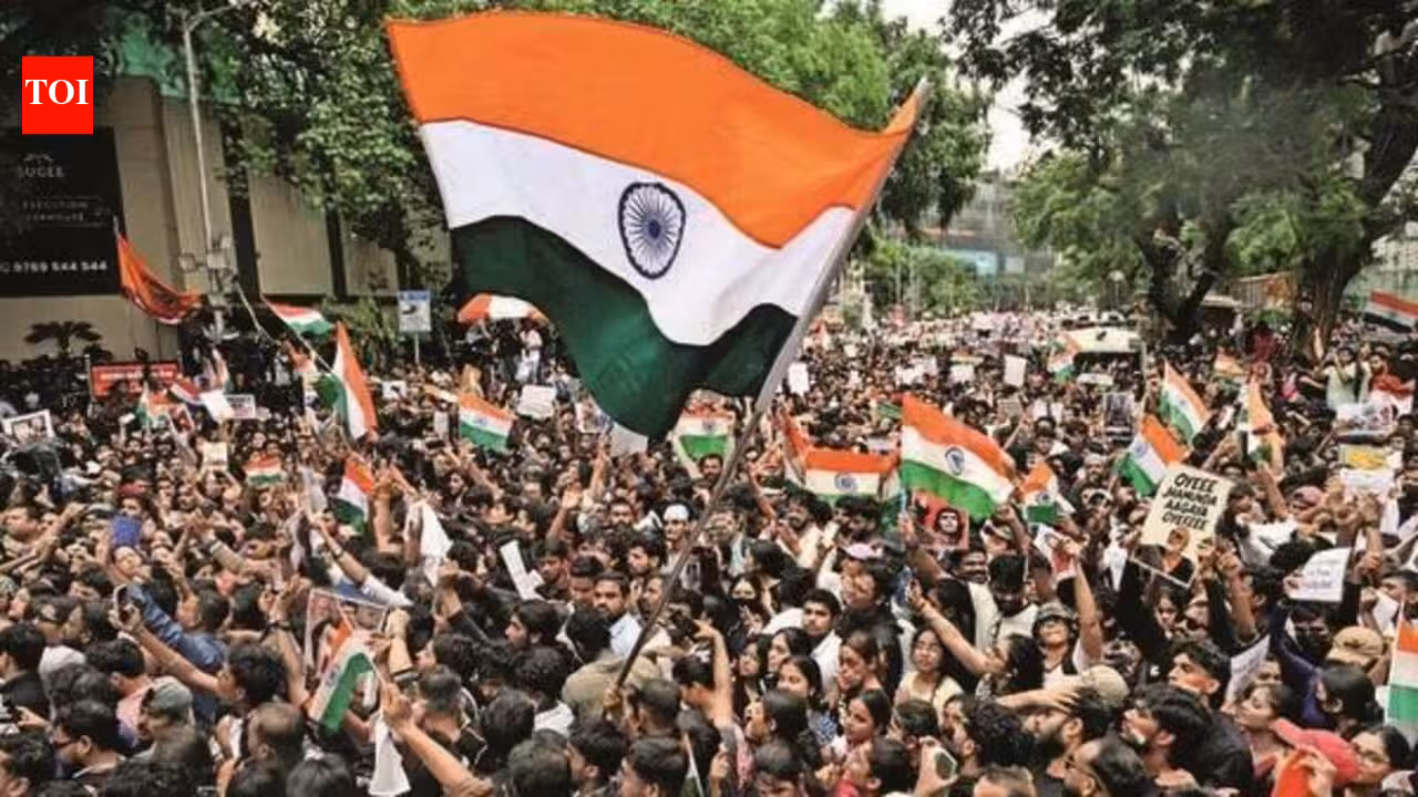 3,000 brave rain & threat of crackdown, converge on Shivaji Park | Mumbai News
