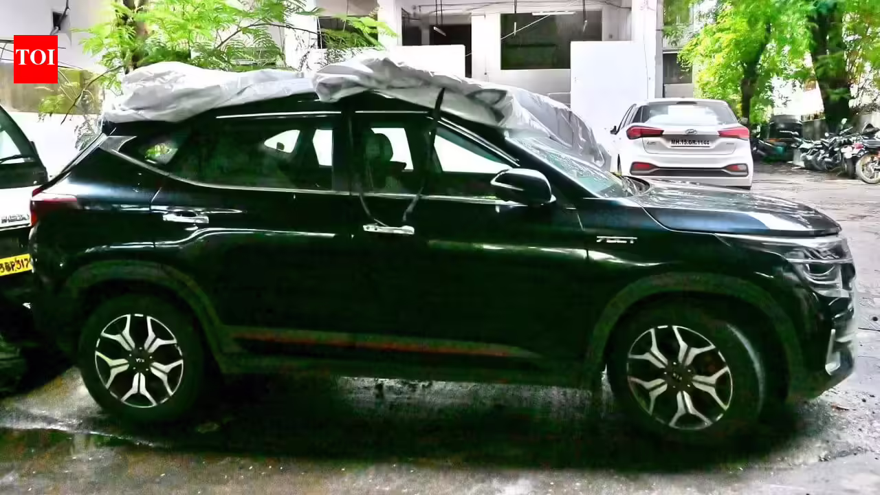 ‘Drunk’ driver reverses SUV in high speed to evade nakabandi in Mumbai, injures police constable | Mumbai News