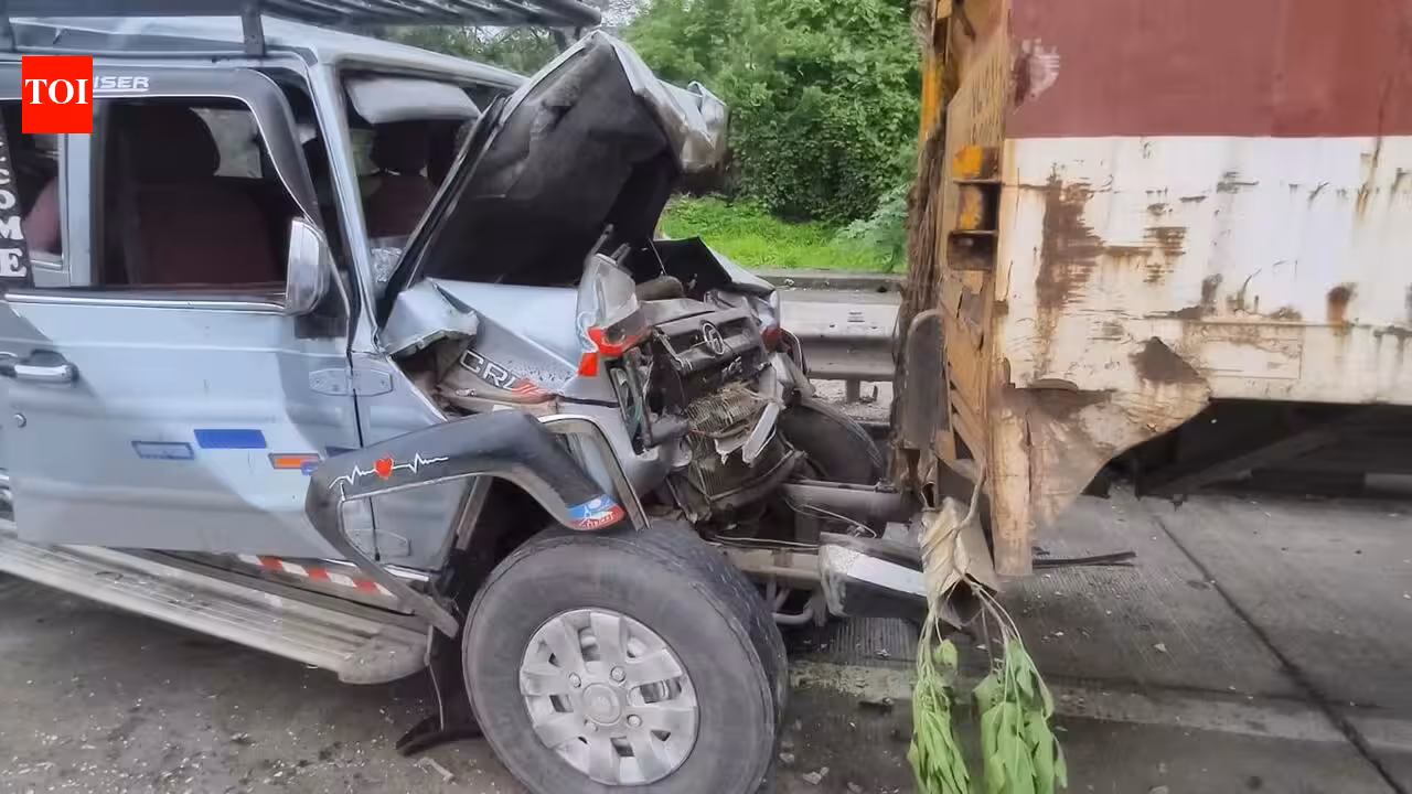 Eight of family injured after Tempo Traveller rams into parked truck on Mumbai-Nashik Highway in Bhiwandi | Mumbai News
