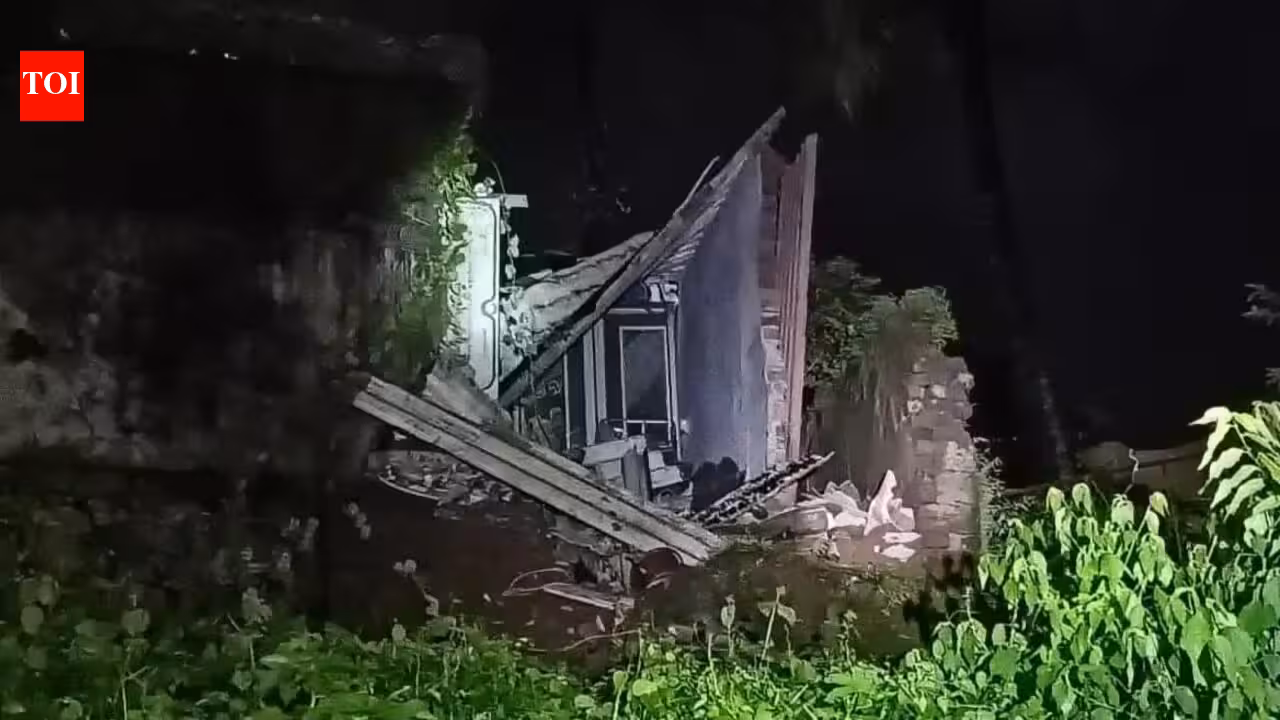 Two injured as 25-year-old chawl room collapses in Maharashtra